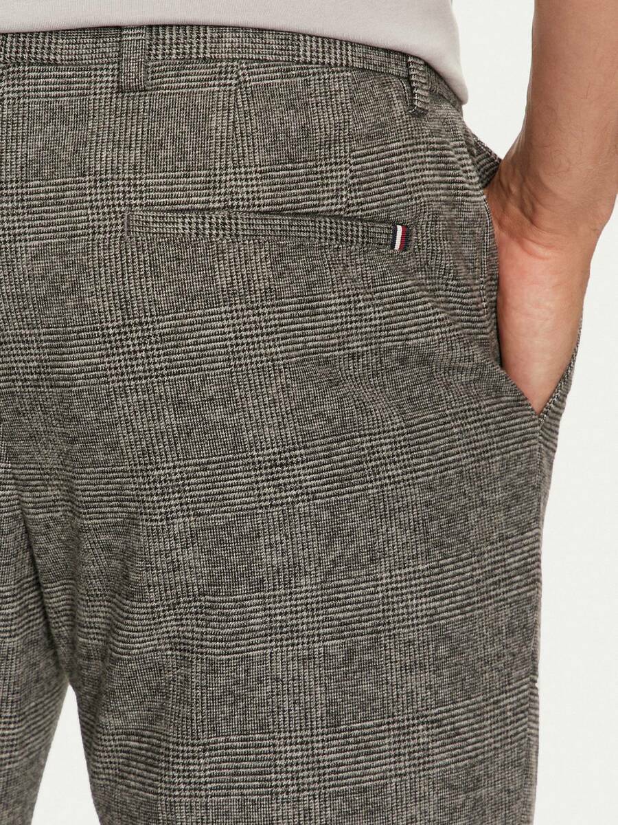 detail Tommy Hilfiger pánske šedé nohavice Denton