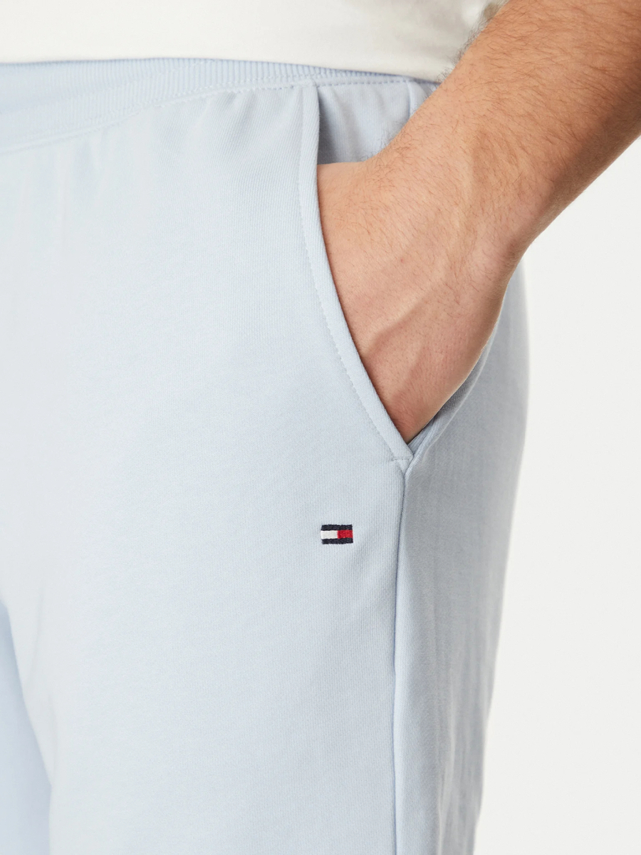 detail Tommy Hilfiger pánske svetlo modré teplákové kraťasy