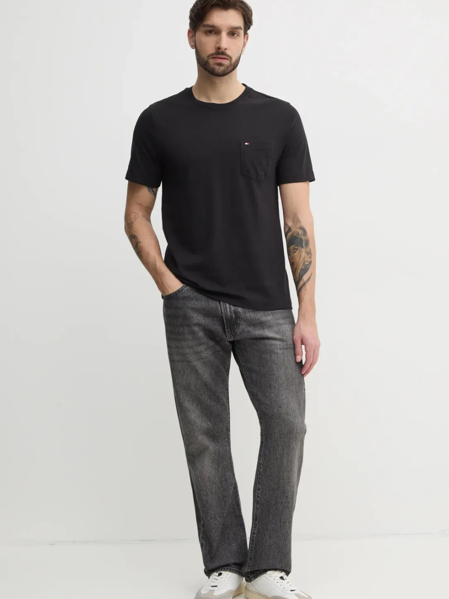 detail Tommy Hilfiger pánske čierne tričko