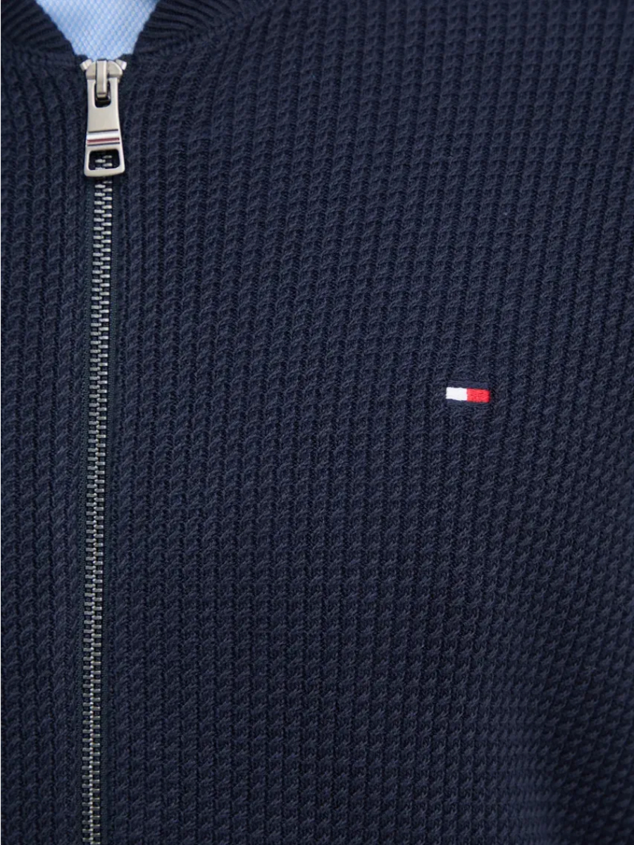 detail Tommy Hilfiger pánsky tmavomodrý sveter