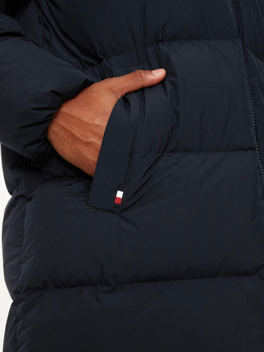 detail Tommy Hilfiger pánska tmavo modrá bunda