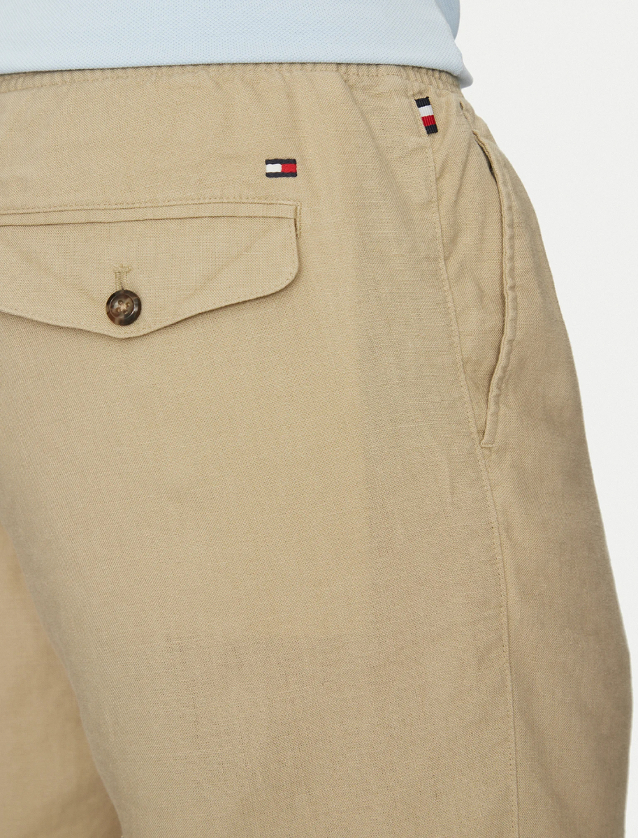 detail Tommy Hilfiger pánske béžové šortky