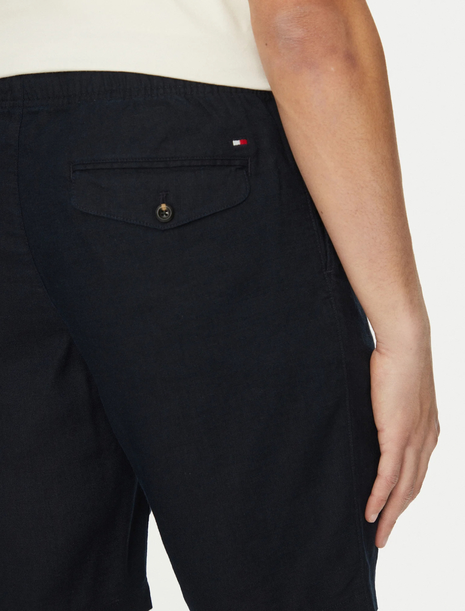 detail Tommy Hilfiger pánske tmavo modré šortky