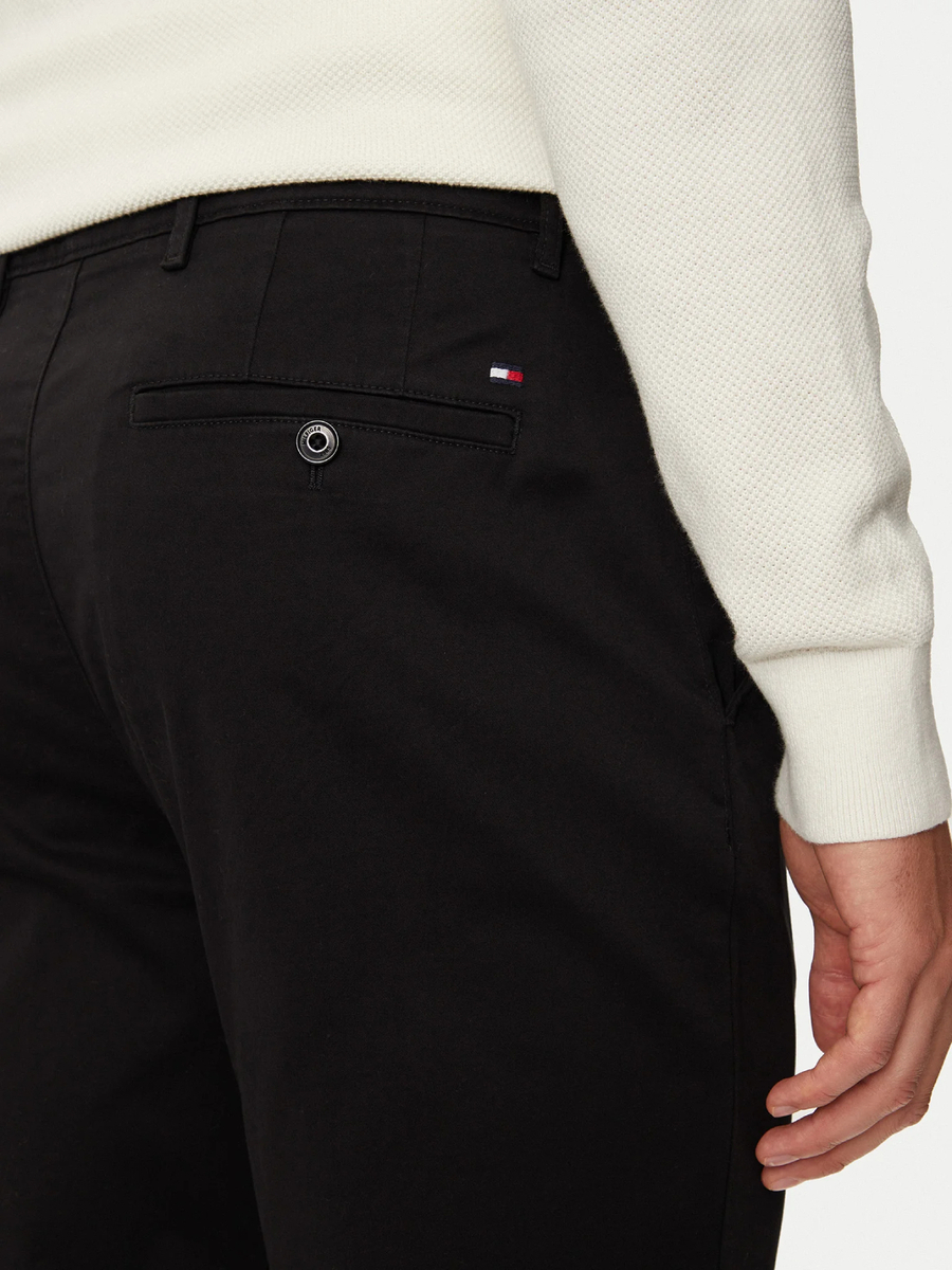 detail Tommy Hilfiger pánske čierne nohavice