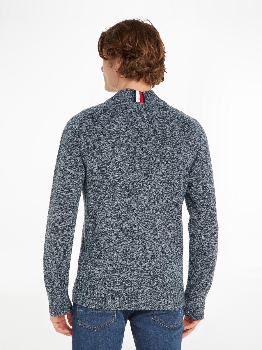 detail Tommy Hilfiger pánsky šedý sveter