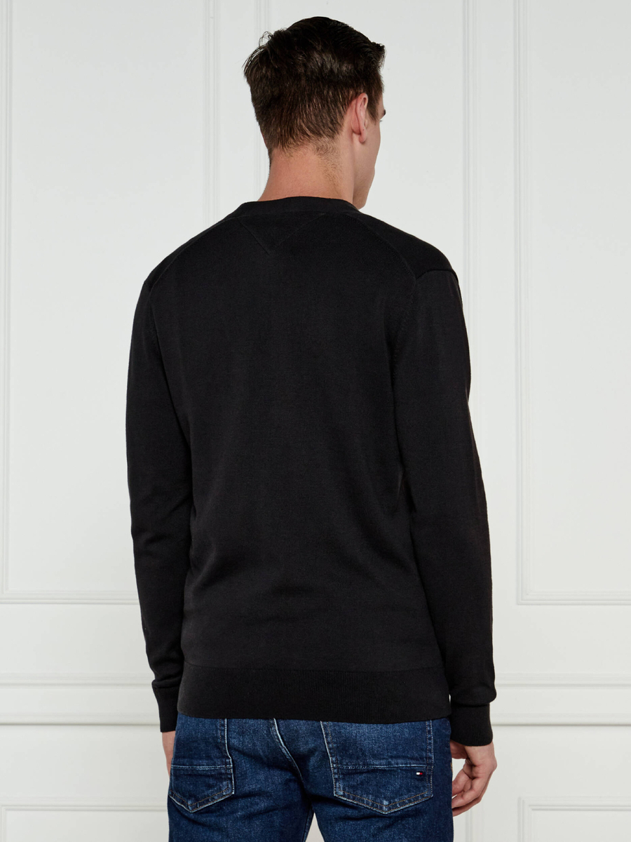 detail Tommy Hilfiger pánsky čierny sveter 