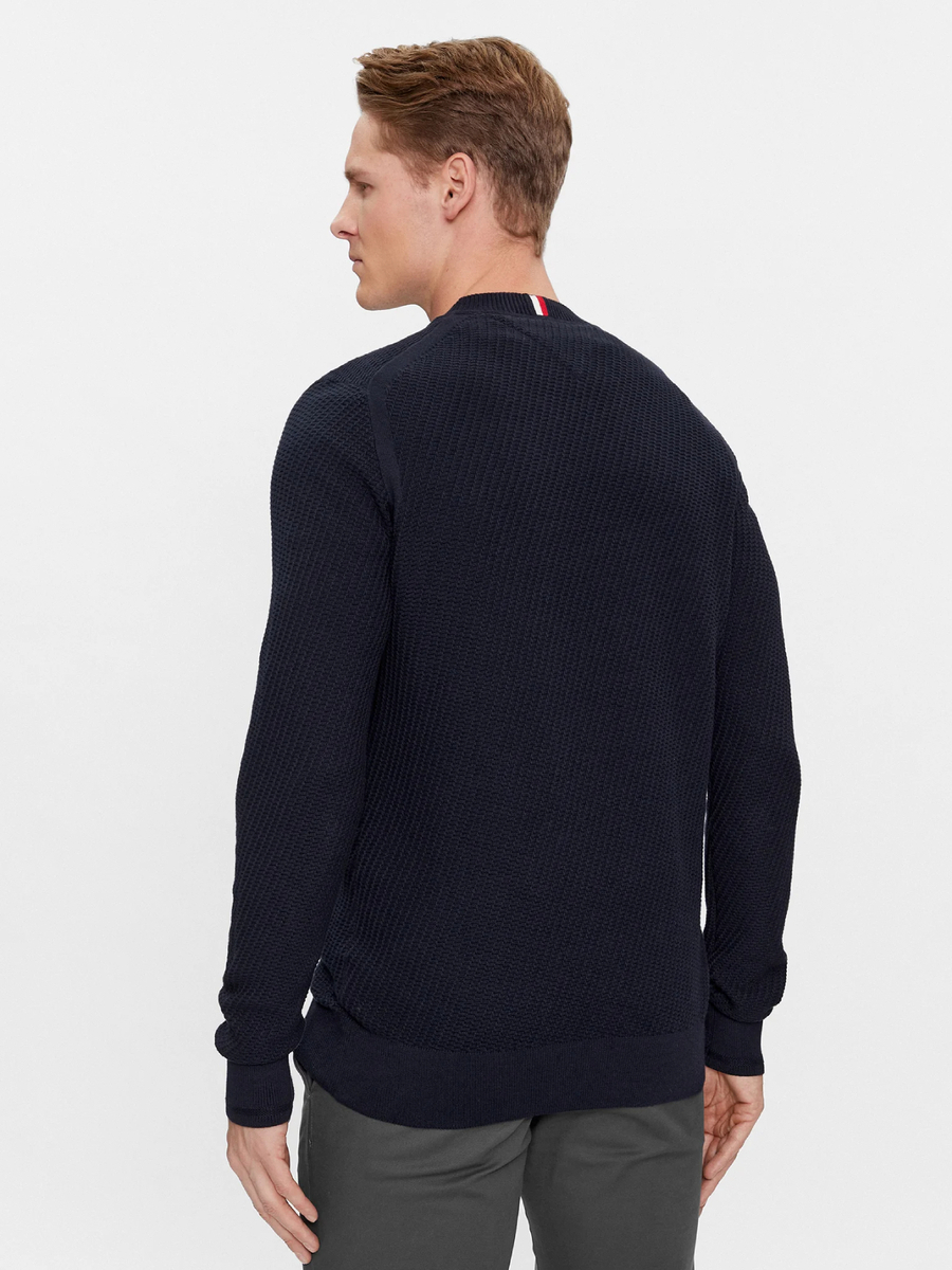 detail Tommy Hilfiger pánsky tmavomodrý sveter