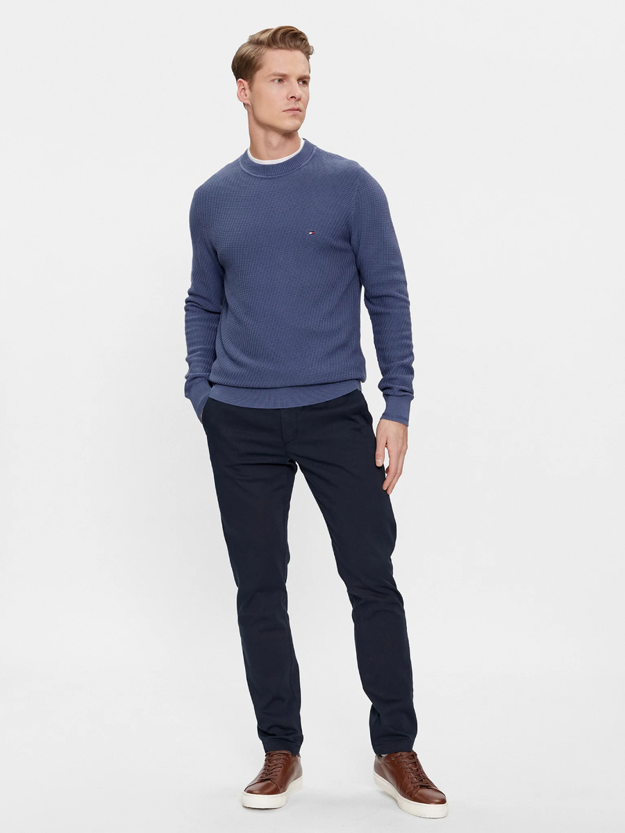 detail Tommy Hilfiger pánsky modrý sveter