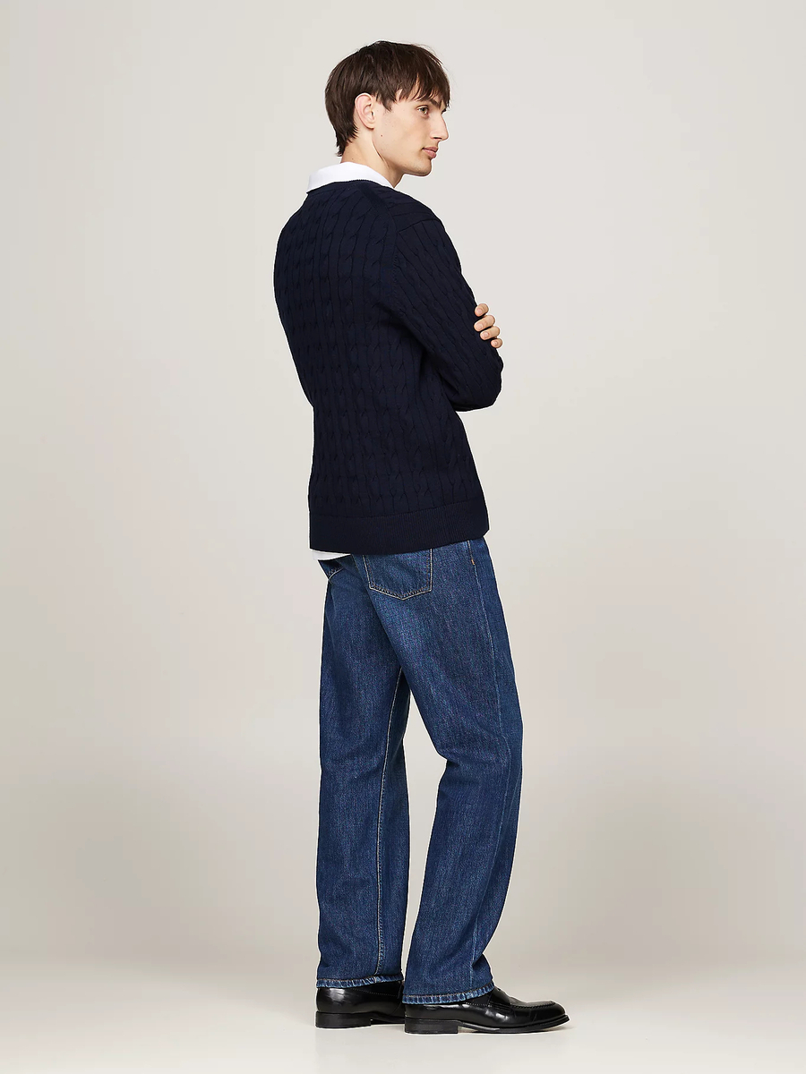 detail Tommy Hilfiger pánsky tmavomodrý sveter