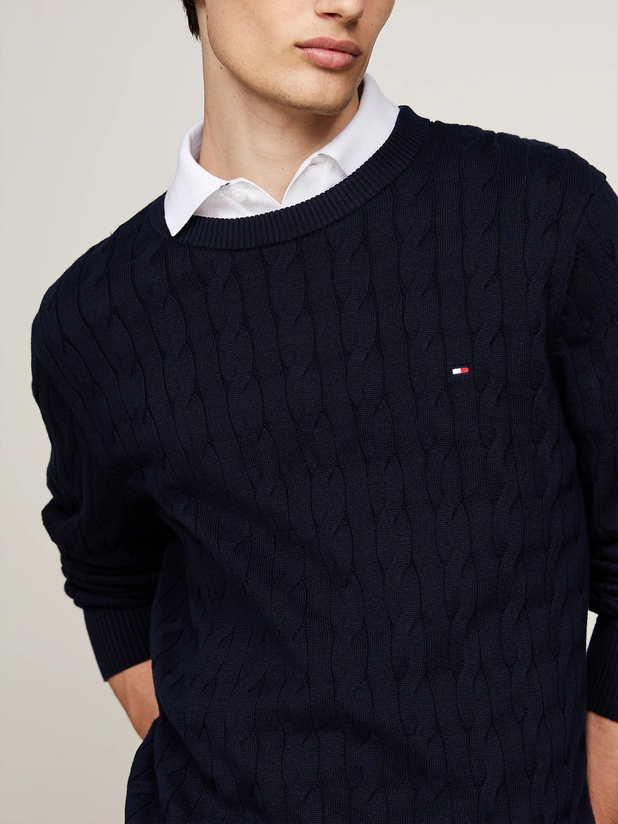 detail Tommy Hilfiger pánsky tmavomodrý sveter