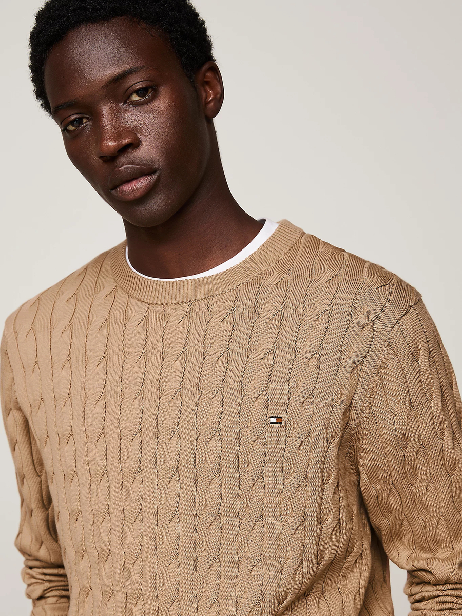 detail Tommy Hilfiger pánsky béžový sveter