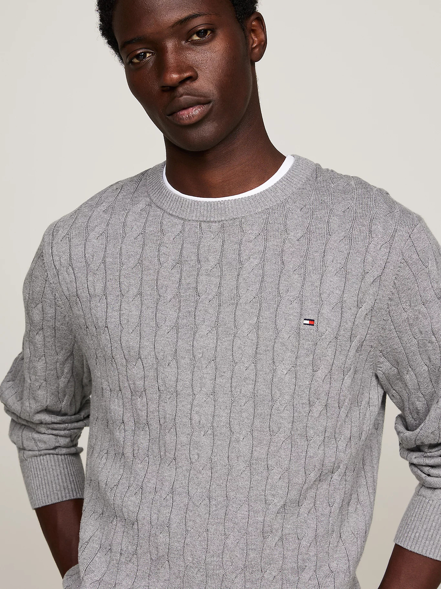 detail Tommy Hilfiger pánsky šedý sveter