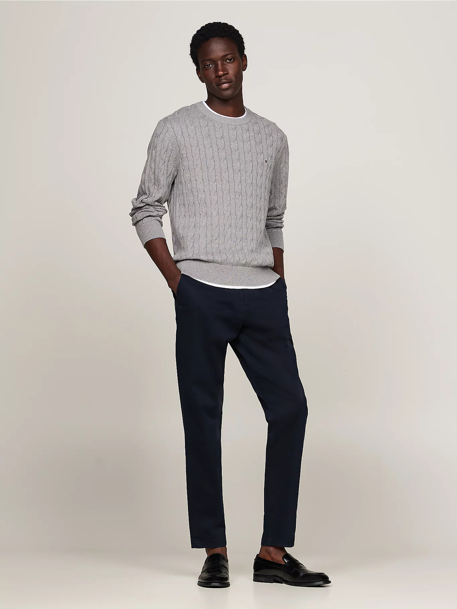 detail Tommy Hilfiger pánsky šedý sveter