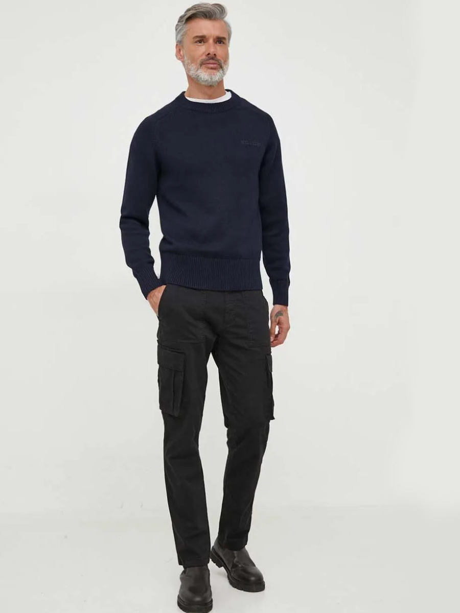 detail Tommy Hilfiger pánsky tmavomodrý sveter
