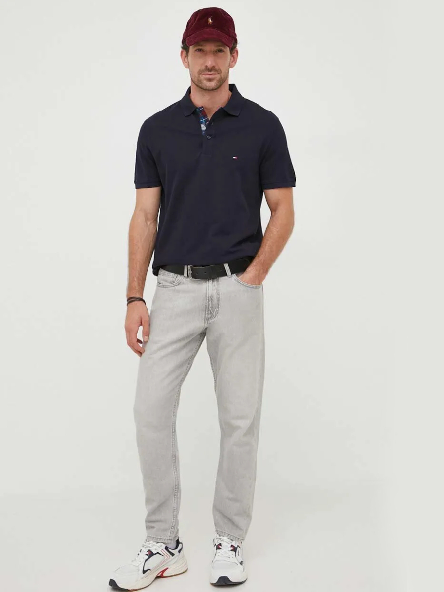 detail Tommy Hilfiger pánske tmavo modré polo tričko.