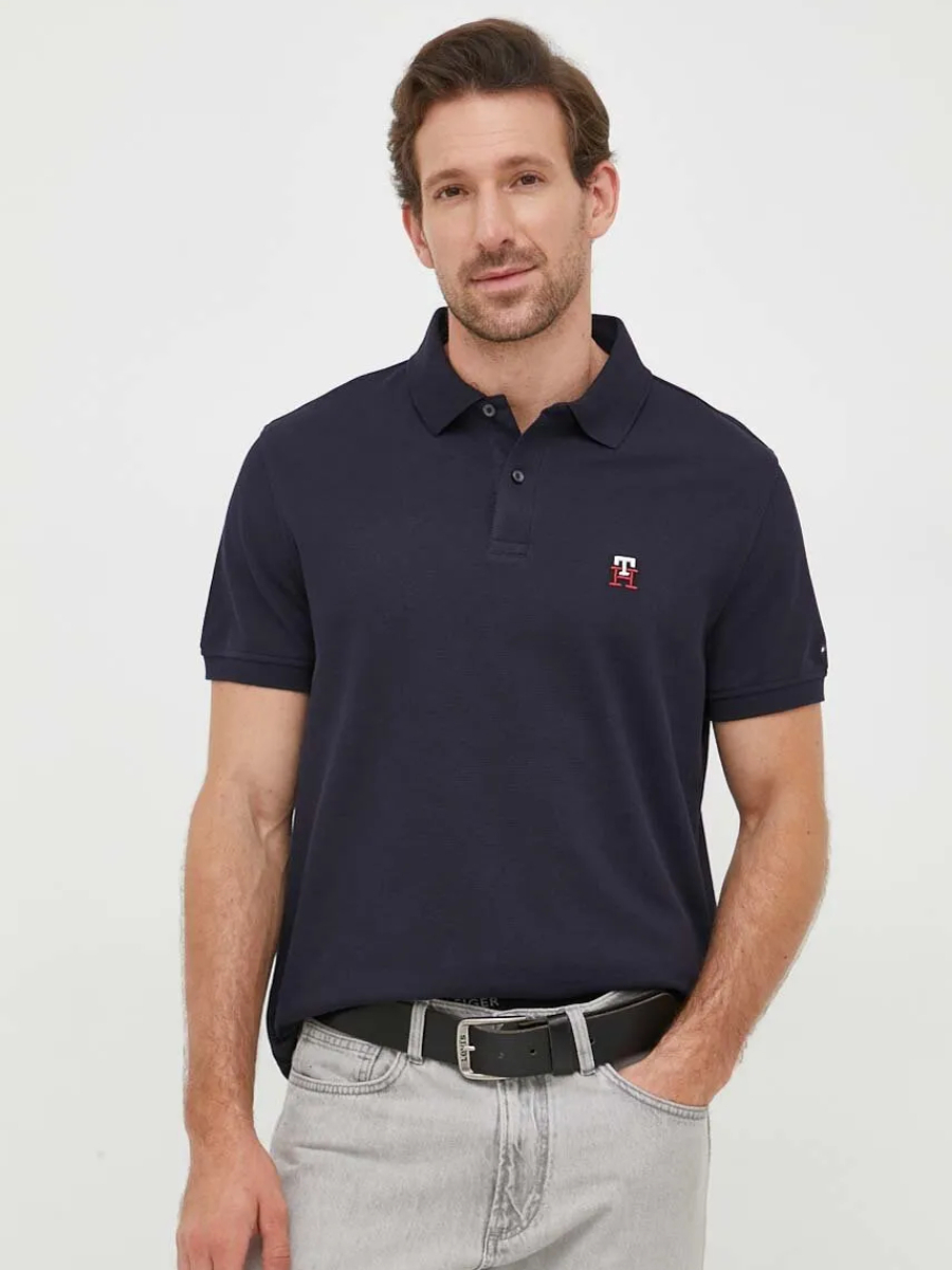 detail Tommy Hilfiger pánske tmavo modré polo tričko.