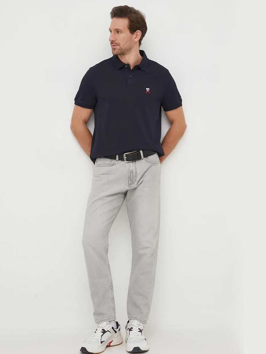 detail Tommy Hilfiger pánske tmavo modré polo tričko.