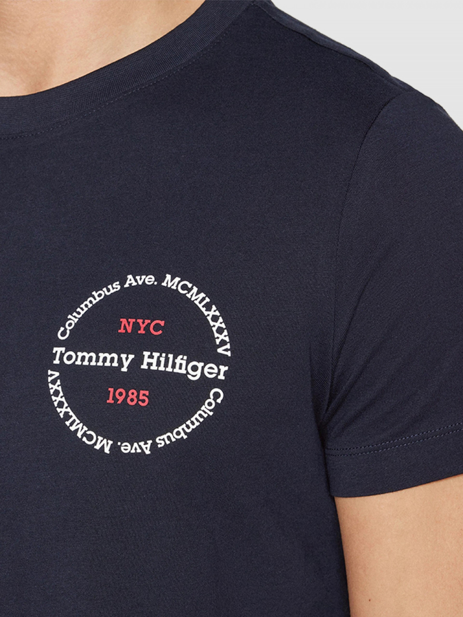 detail Tommy Hilfiger pánske tmavo modré tričko