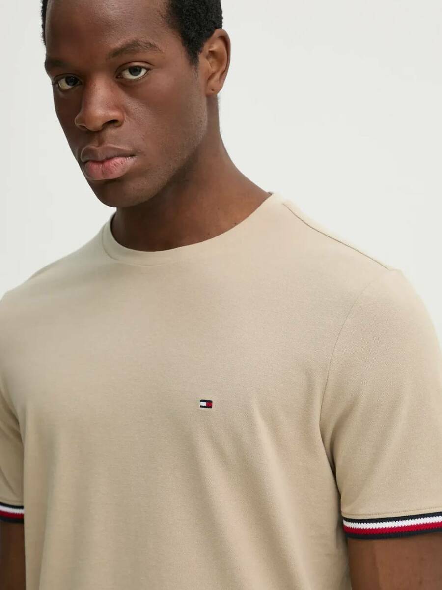 detail Tommy Hilfiger pánske béžové tričko Global