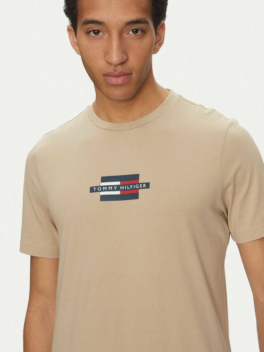 detail Tommy Hilfiger pánske béžové tričko Flag