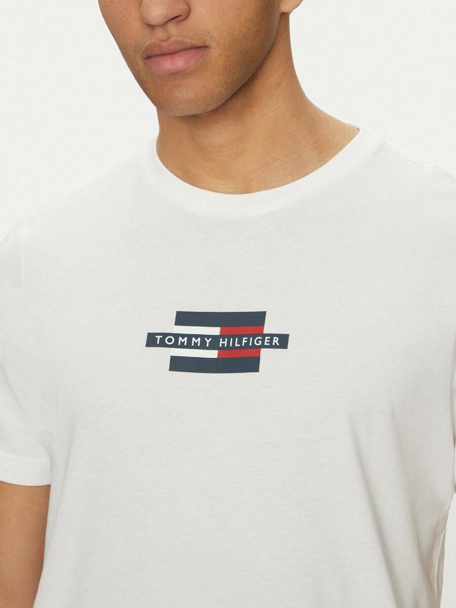detail Tommy Hilfiger pánske biele tričko Flag