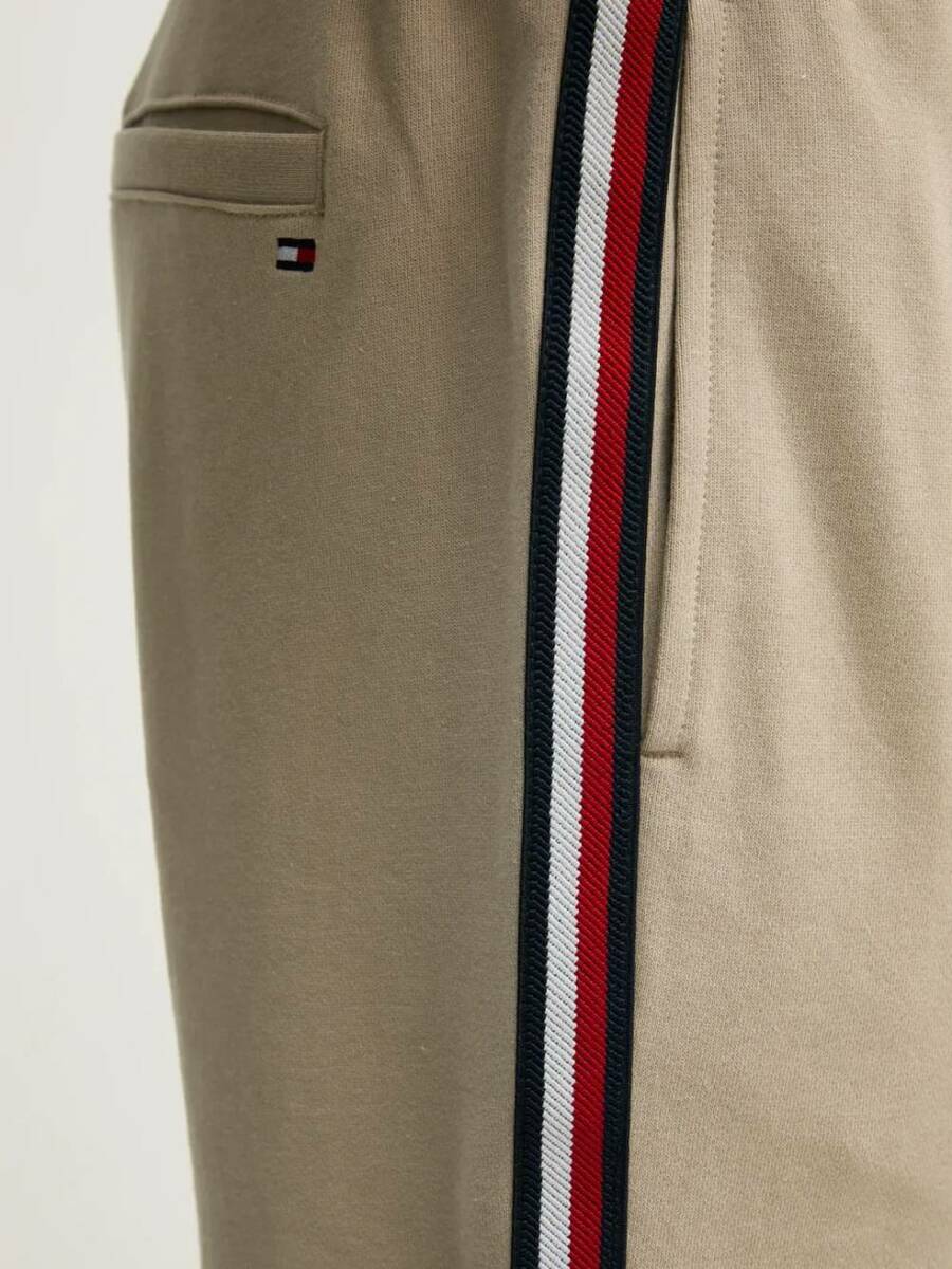 detail Tommy Hilfiger pánske béžové kraťasy