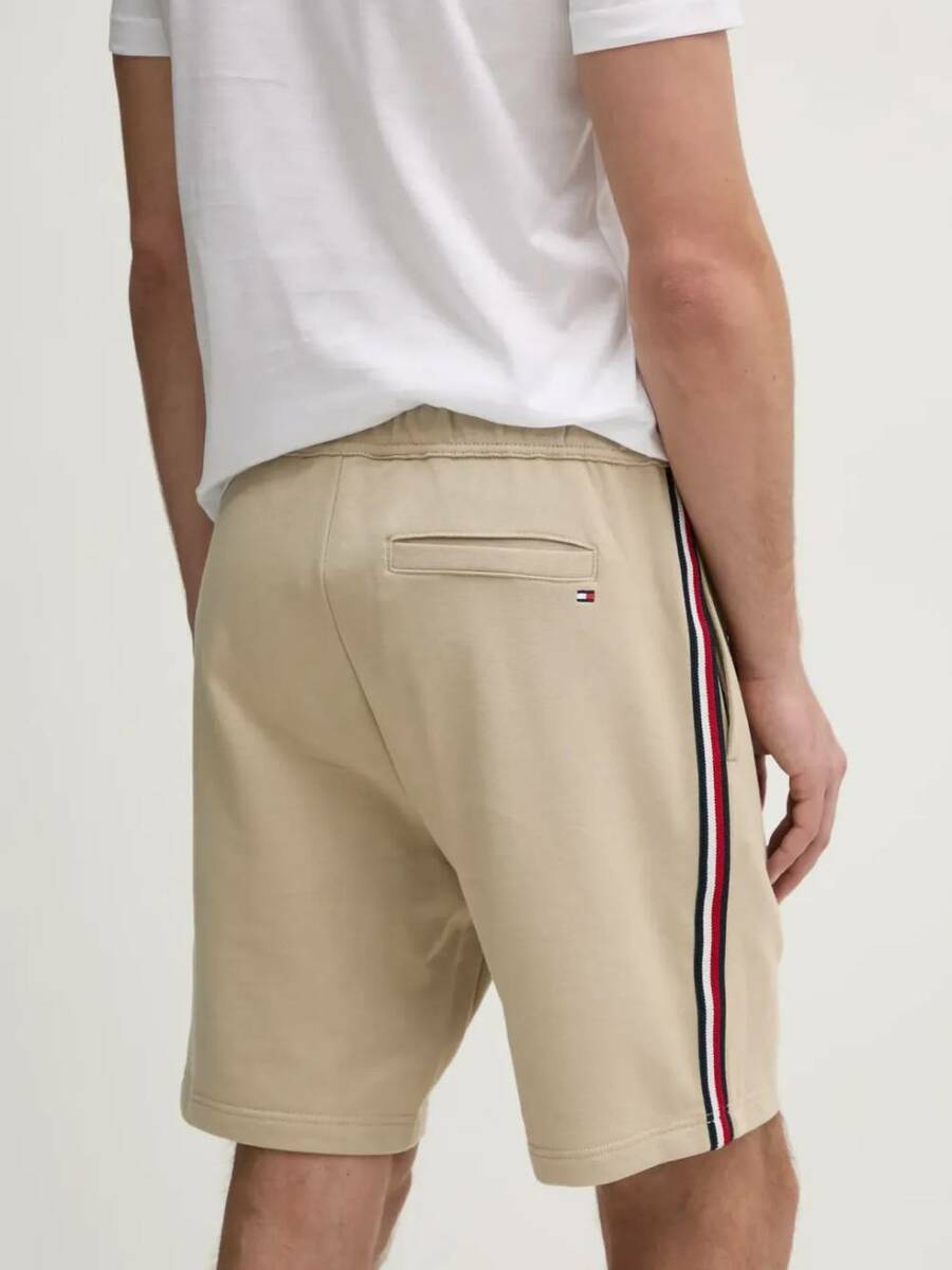 detail Tommy Hilfiger pánske béžové kraťasy