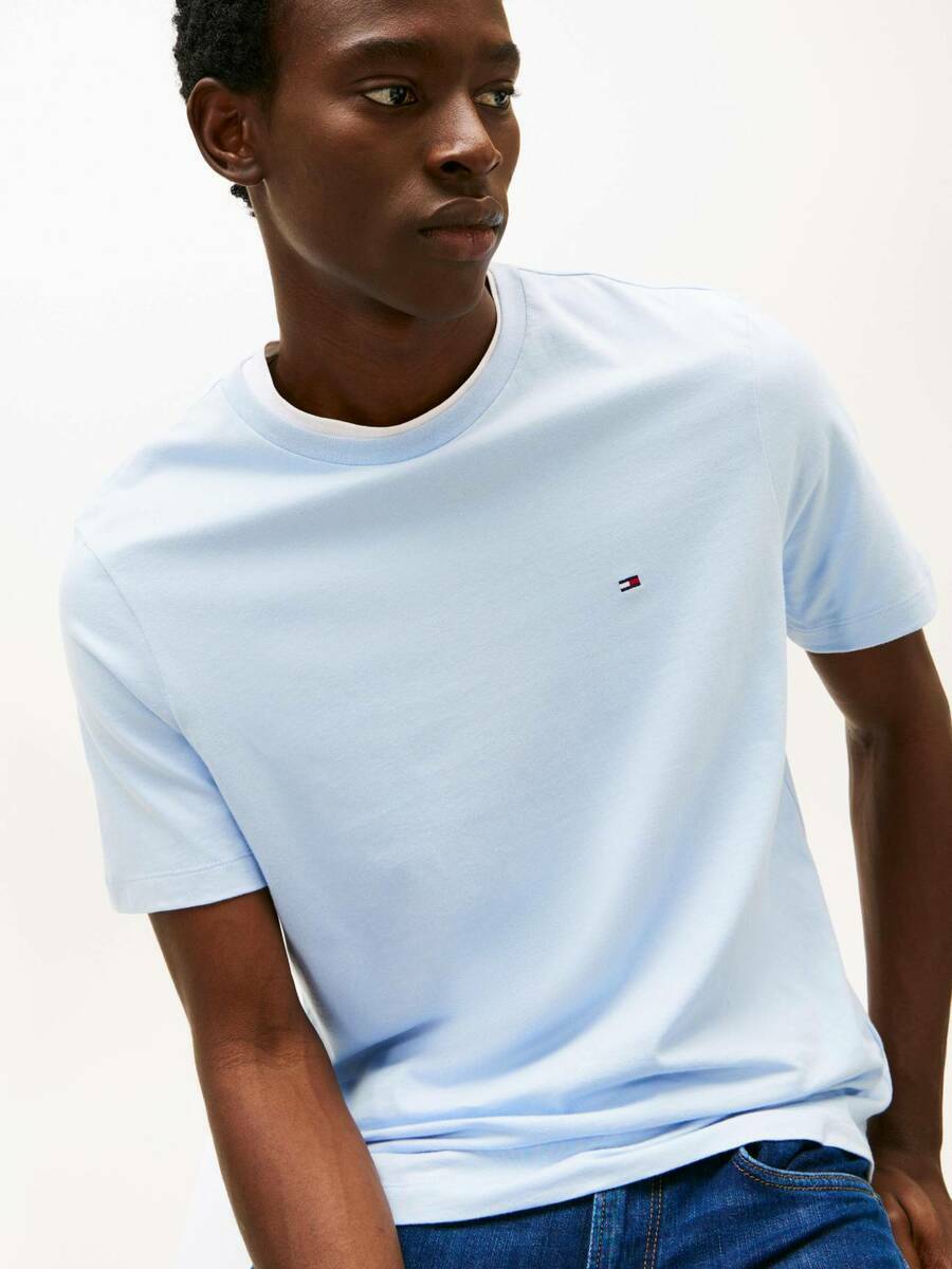 detail Tommy Hilfiger pánske svetlo modré tričko 