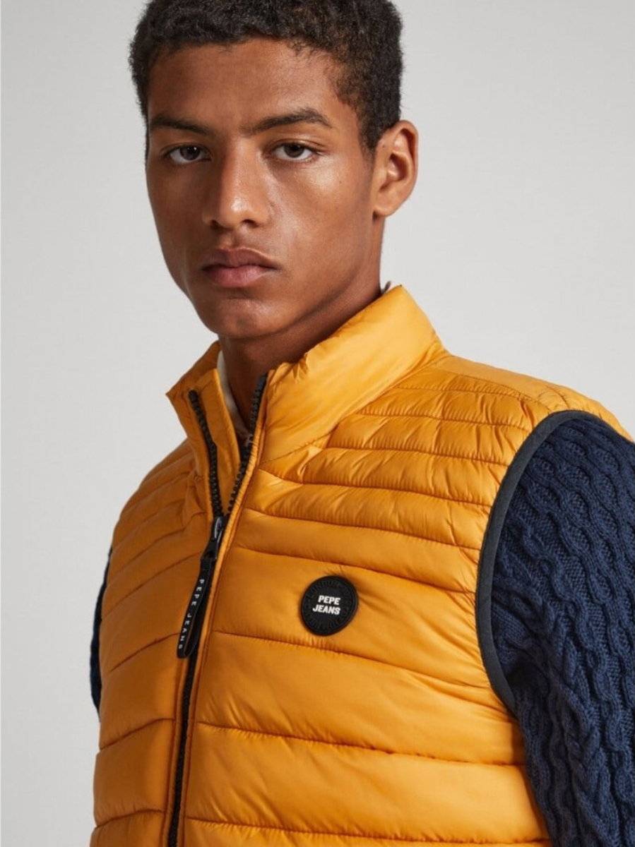 detail Pepe Jeans pánska horčicová vesta
