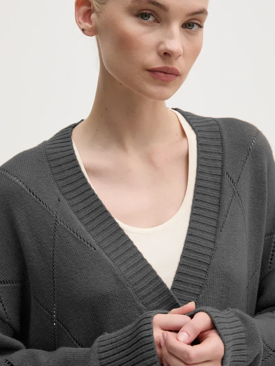 detail Pepe Jeans dámsky šedý sveter