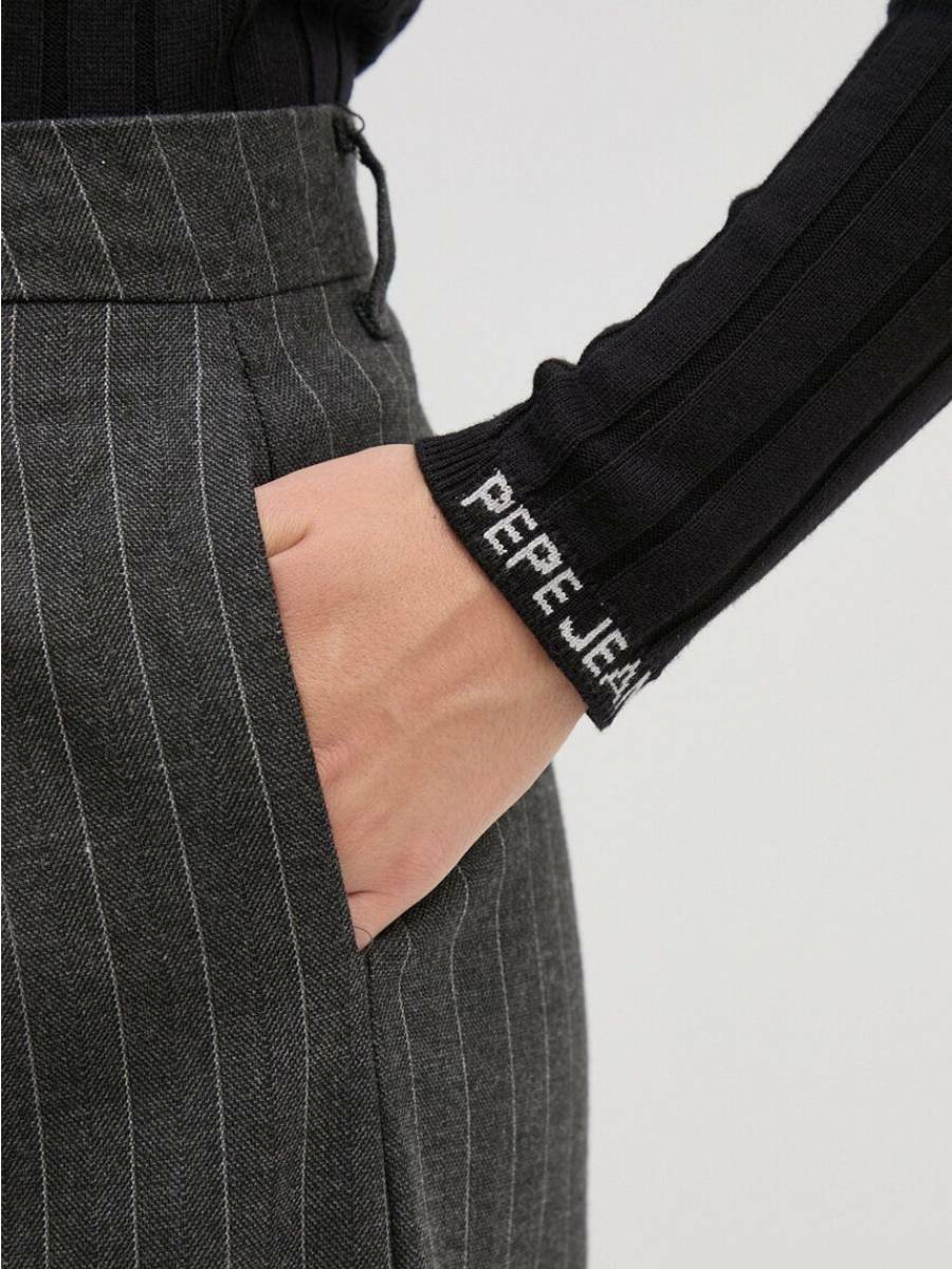 detail Pepe Jeans dámsky čierny rolák