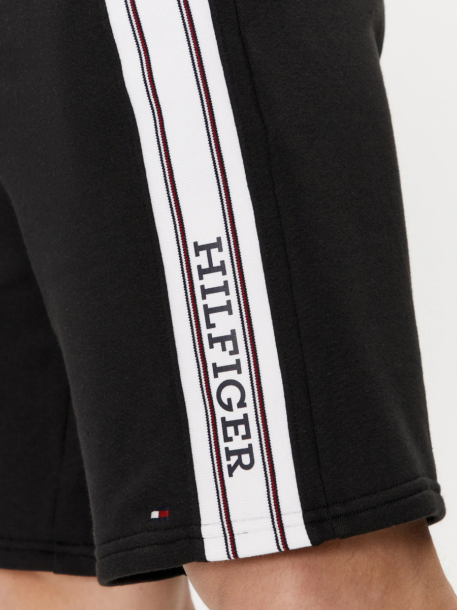 detail Tommy Hilfiger pánske čierne šortky