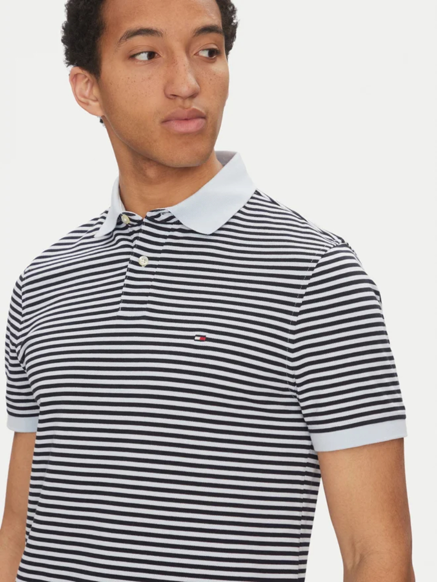 detail Tommy Hilfiger pánske modro modré pruhované polotričko