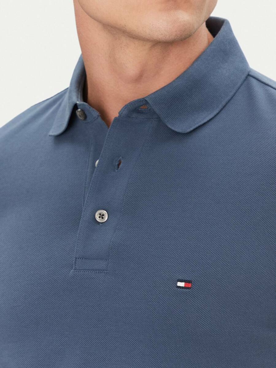 detail Tommy Hilfiger pánske modré polo tričko