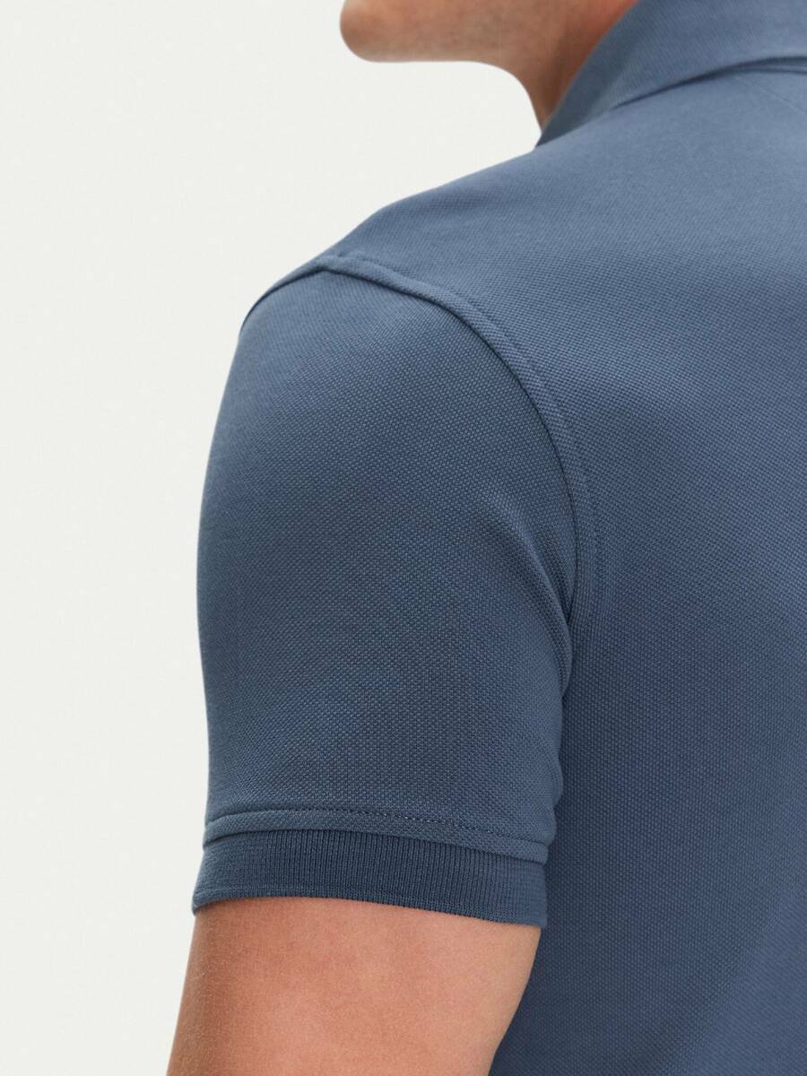 detail Tommy Hilfiger pánske modré polo tričko