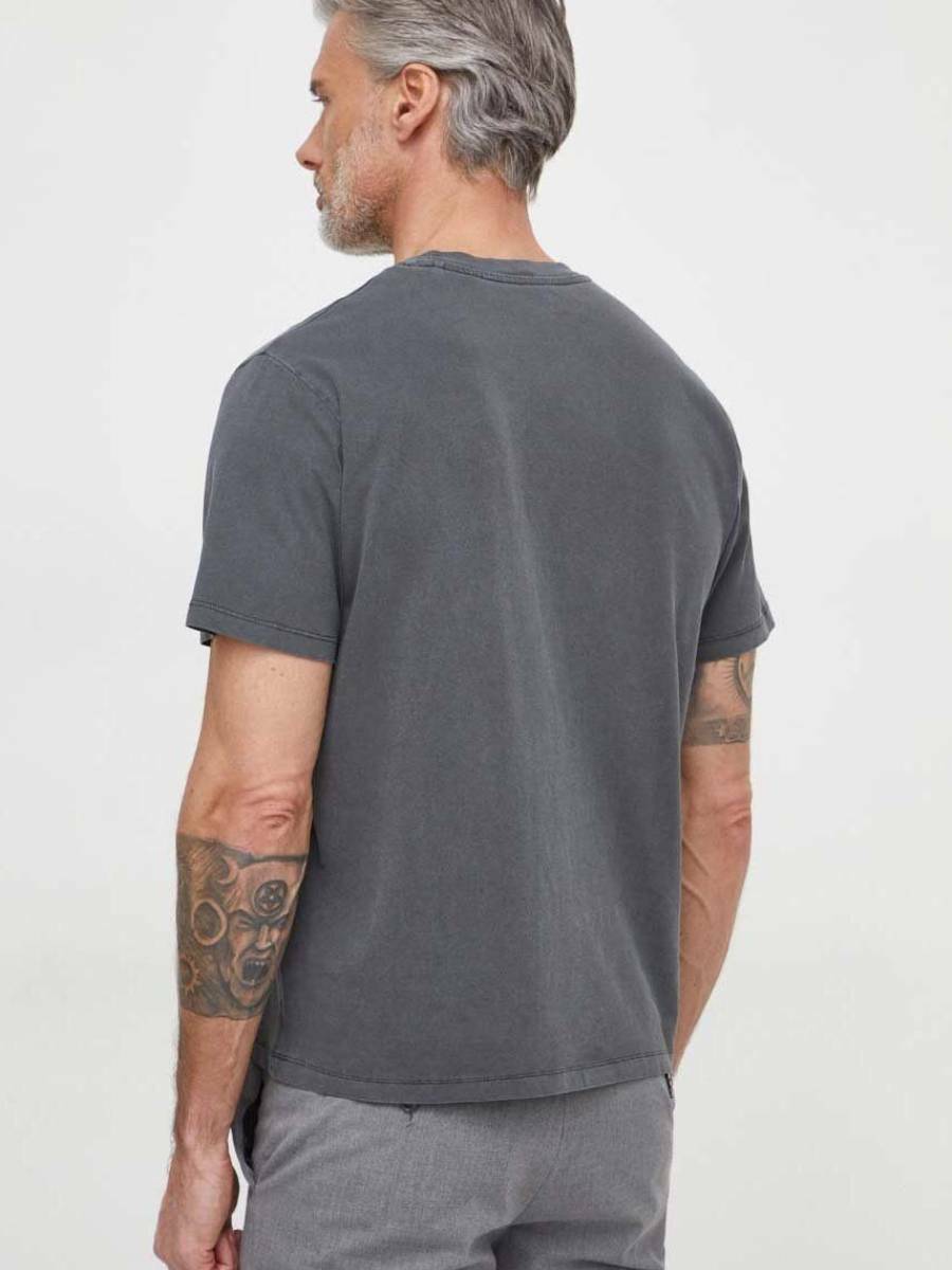 detail Pepe Jeans pánske tmavo šedé tričko