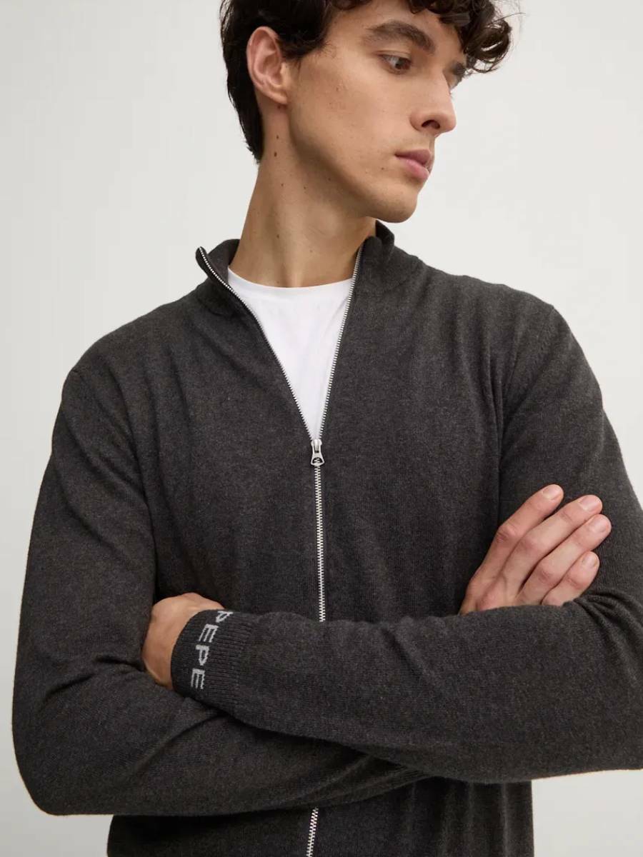 detail Pepe Jeans pánsky šedý sveter 