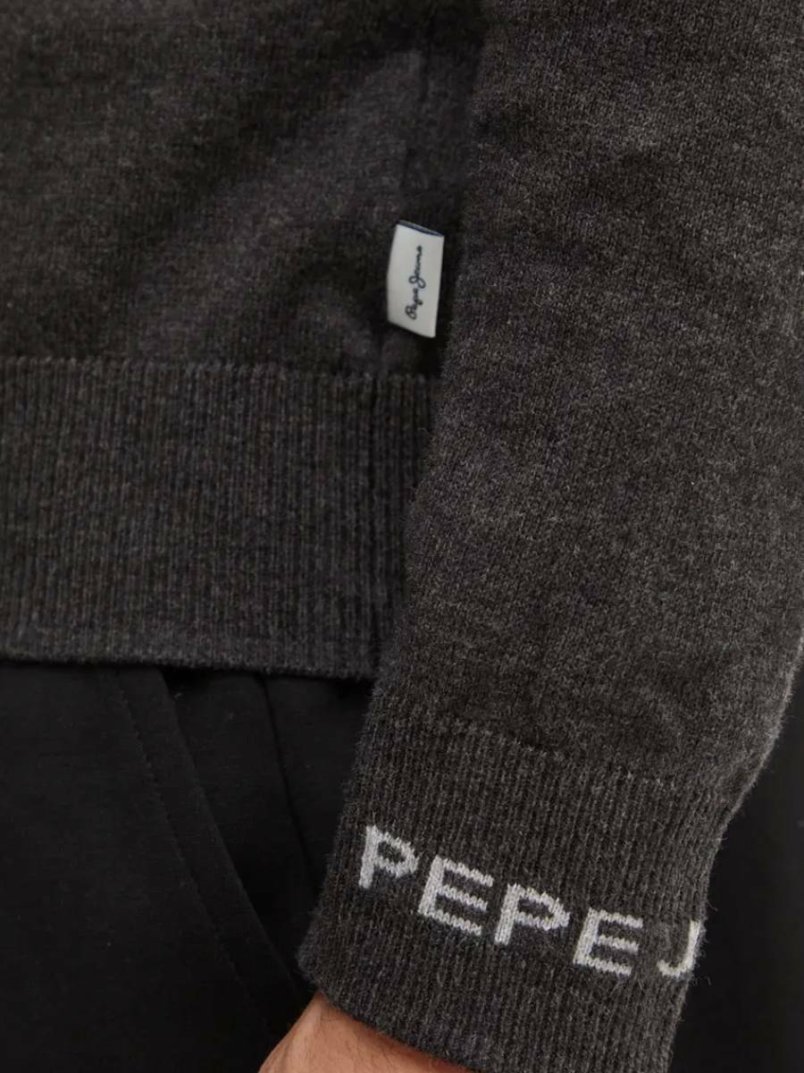 detail Pepe Jeans pánsky šedý sveter 