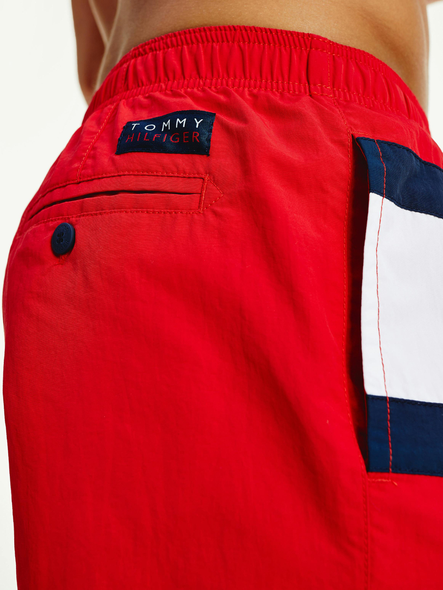 detail Tommy Hilfiger pánske červené plavky