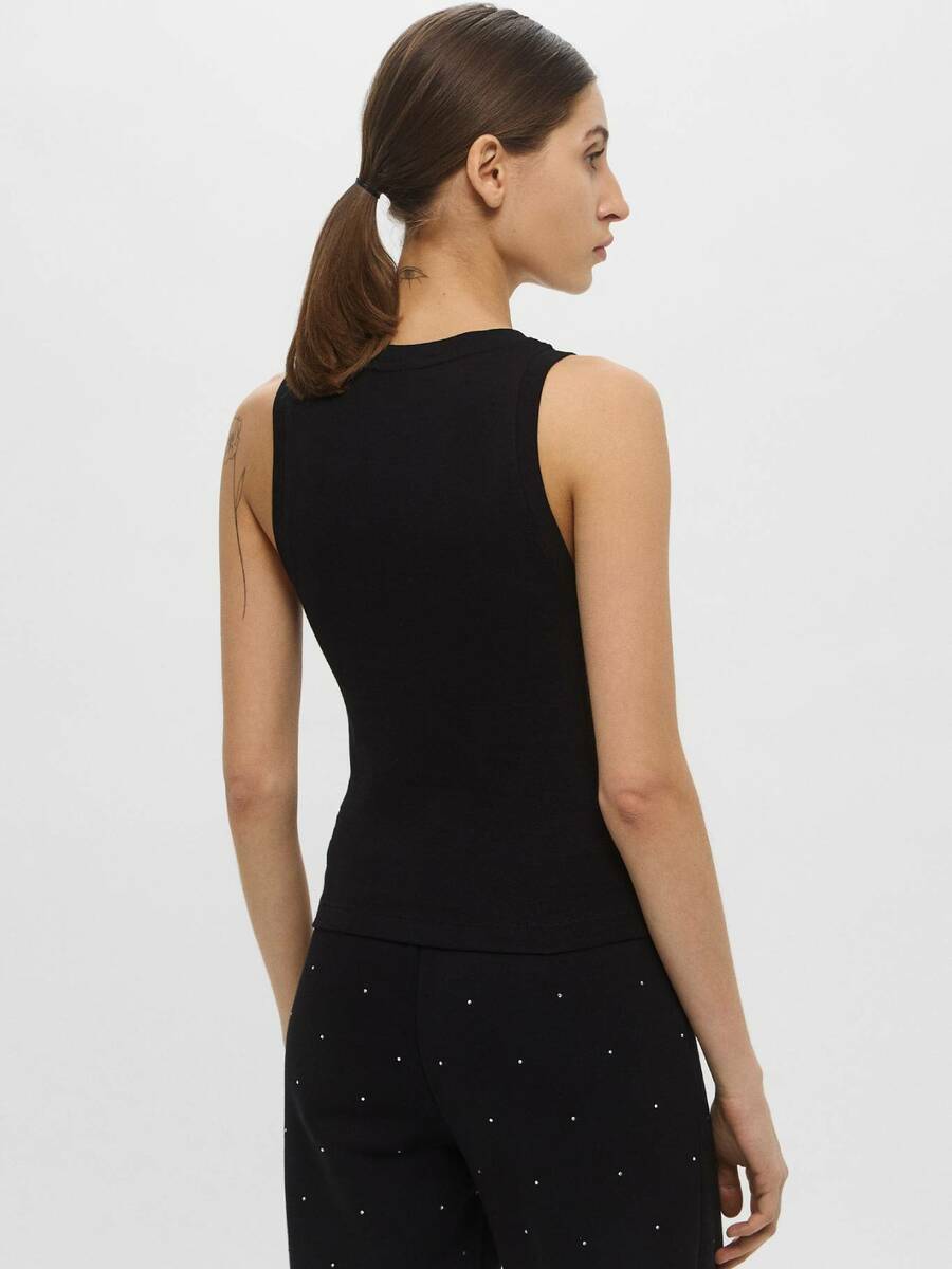 detail Guess dámsky čierny top