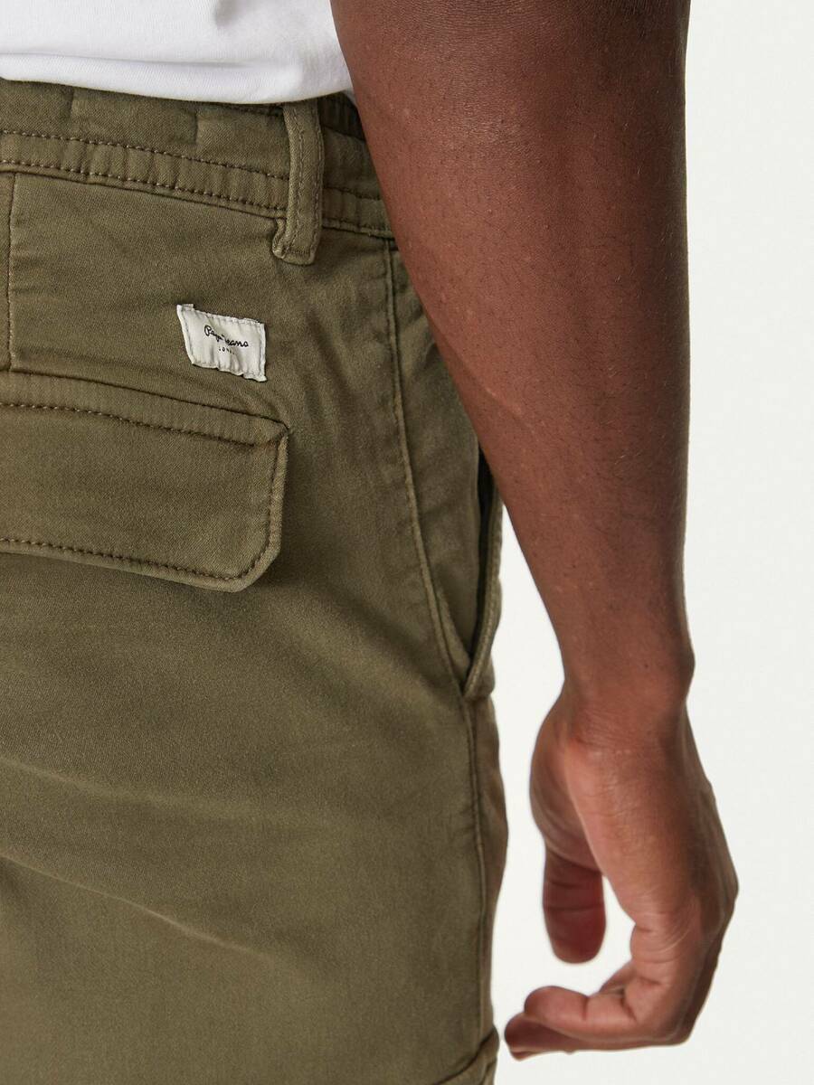 detail Pepe Jeans pánske zelené nohavice
