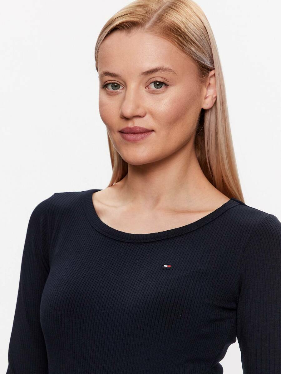 detail Tommy Hilfiger dámske modré tričko