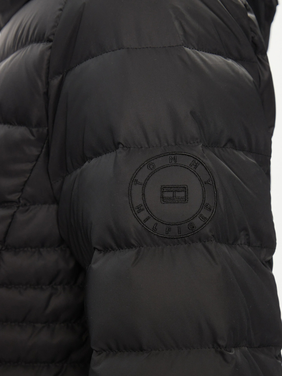 detail Tommy Hilfiger dámska čierna bunda