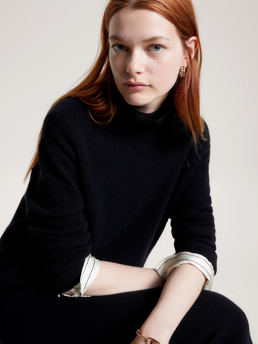 detail Tommy Hilfiger dámske čierne vlnené šaty
