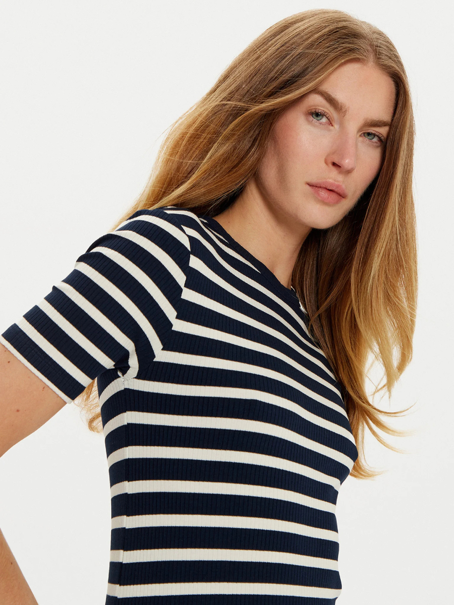 detail Tommy Hilfiger dámske tmavo modré tričko