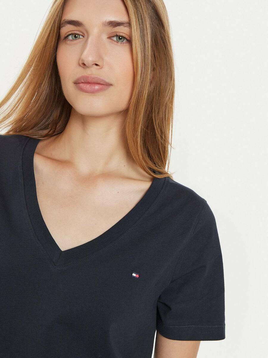 detail Tommy Hilfiger dámske tmavo modré tričko