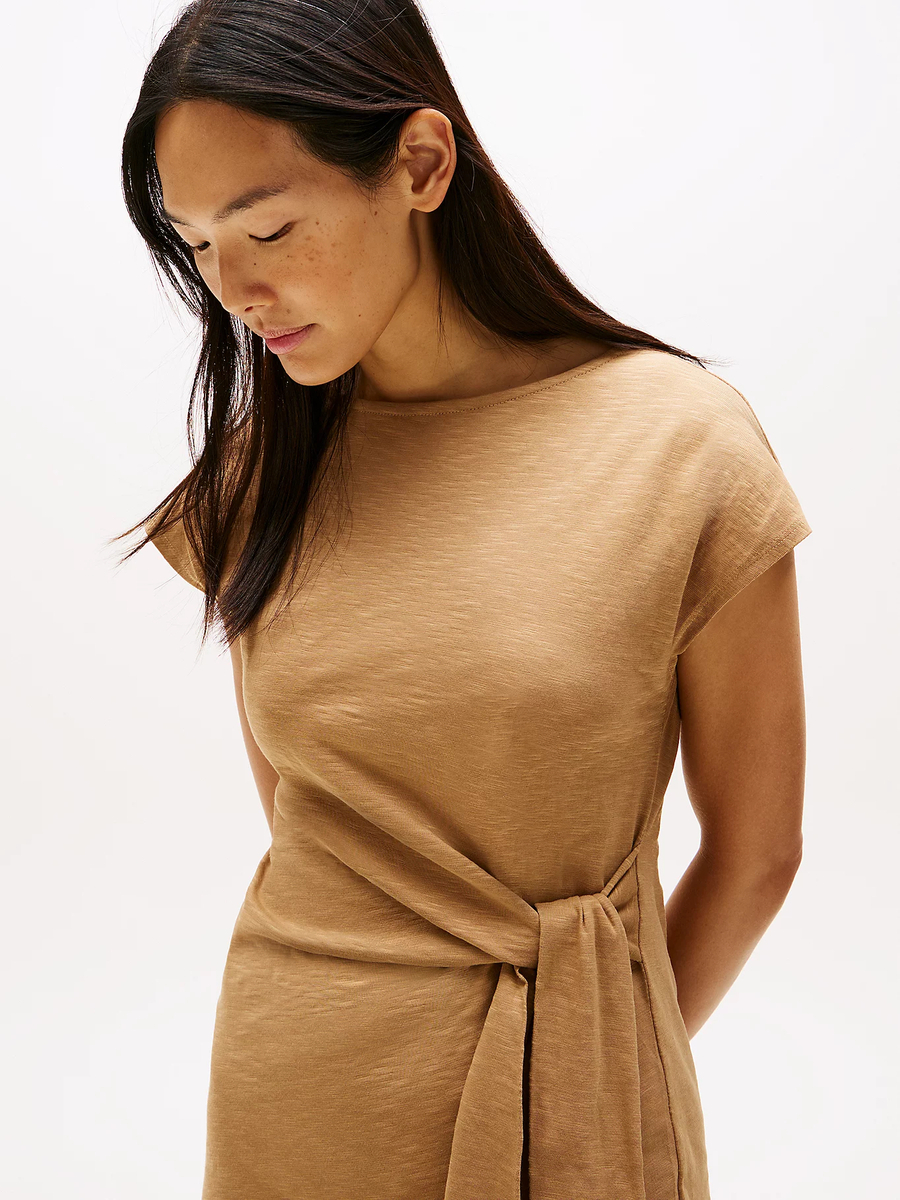 detail Tommy Hilfiger dámske béžové šaty