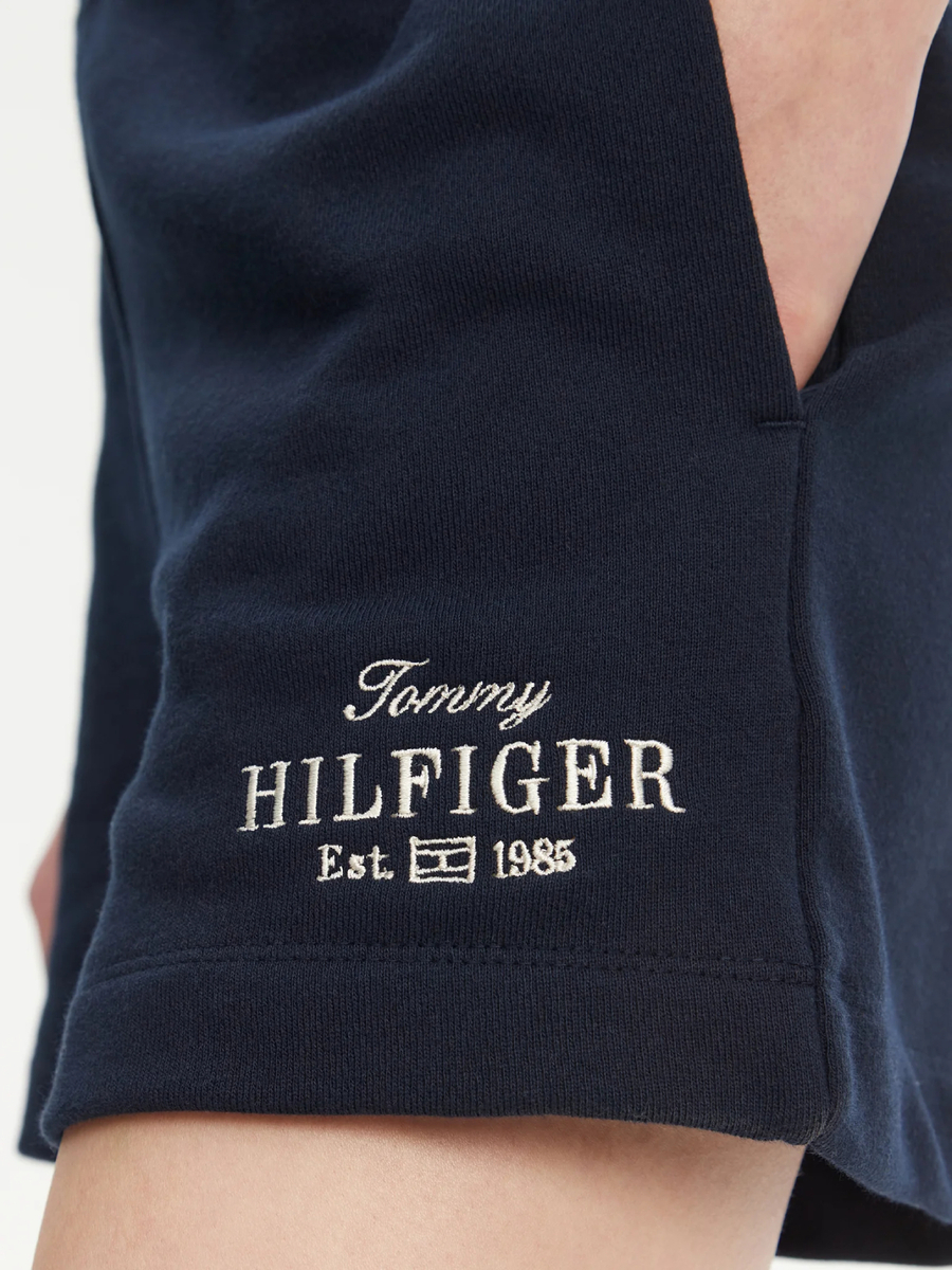 detail Tommy Hilfiger dámske modré teplákové šortky