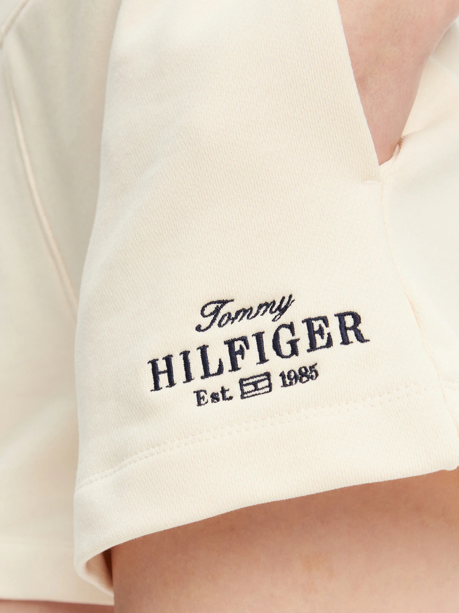 detail Tommy Hilfiger dámske krémové teplákové šortky 