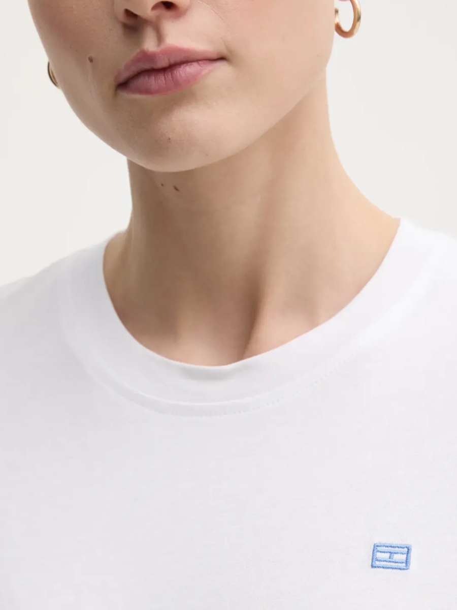 detail Tommy Hilfiger dámske biele tričko